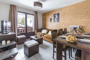 Come and stay in our cozy and charming apartment in Les Gets (may be a duplex)!