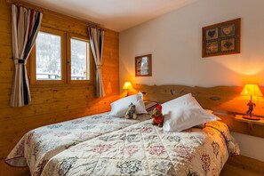 The second bedroom contains 2 Single beds.