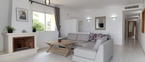 Beautifully Presented Living Area & Apartment Throughout