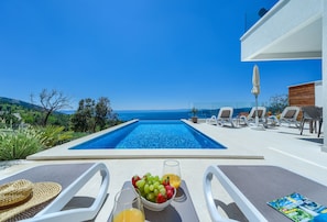 Sunbathing, refreshment & relaxation on the main terrace of Villa Bellevue Bast