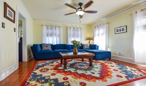 Living Room - sunny and open - entrance to kitchen (left)