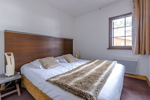 The bedroom features 1 Double bed.