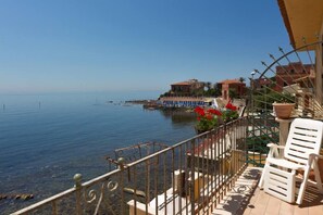 Frist Level Terrace / Balcony