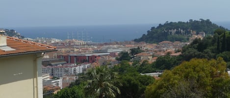 Vue sur les voiliers et la Colline du Château.