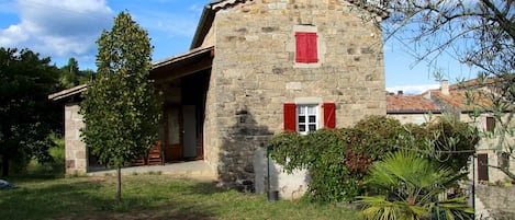 La maison vue du jardin (oliveraie).