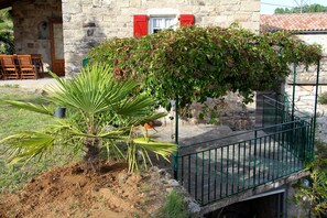 Une des terrasses et garage fermé en-dessous.