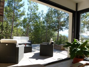 pièce à vivre qui donne sur terrasse