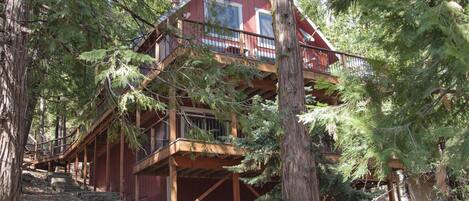 Three stories of rustic  luxury fun!
...minutes to Pinecrest Lake & Strawberry!