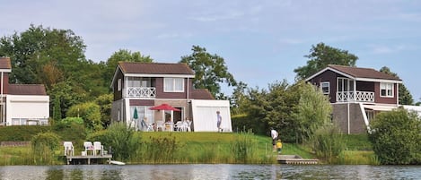 Geräumiges freist. Ferienhaus  mit eigenem Garten und Terrasse direkt am See