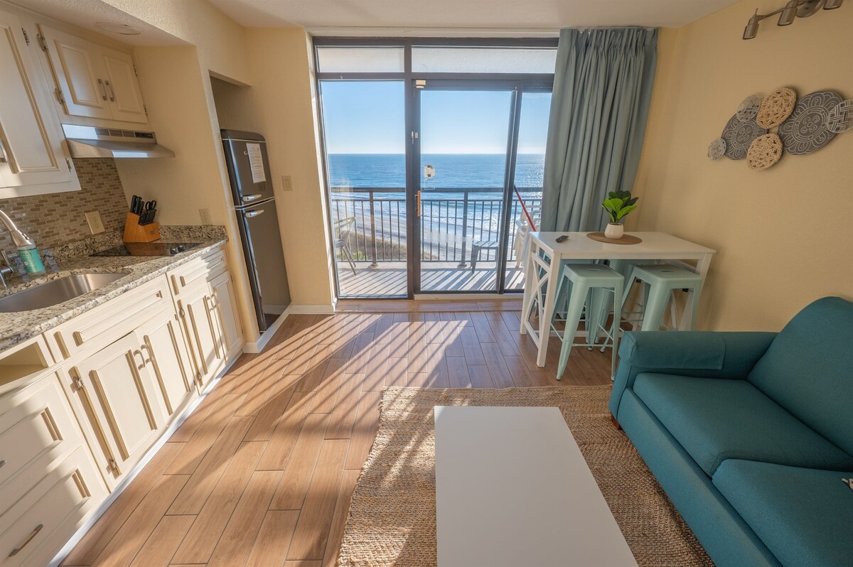 Oceanfront Views, Recently Renovated Kitchen,Pools