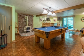 4 BR, 2 Bath, Sleeps 10. Sunroom, deck. Pool and ping tables, bar with TV!!