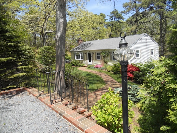 4 Bedrooms/sleeps 10...beautifully landscaped. Pool table, ping pong and sunroom