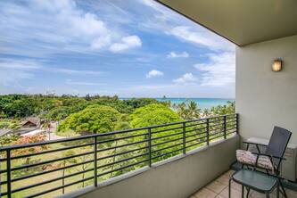 Newly Remodeled & Updated - One Block To Beach