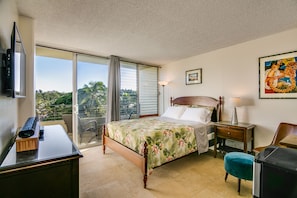 Queen Bed Studio
