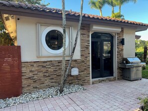 Guesthouse South view with exit to Pool