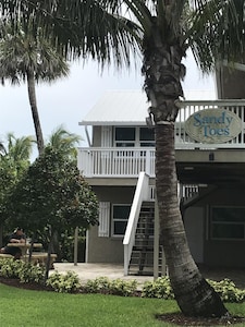 Best BeachHouse on Island sleeps up to 8, N Hutchinson Island discounted rates