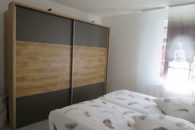 Schlafzimmerschrank incl. genügend Kleiderbügel für Ihre Kleidung