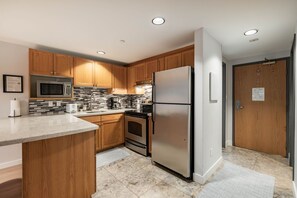 Full kitchen: High-end appliances