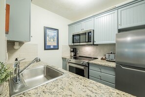 Full kitchen: High-end appliances