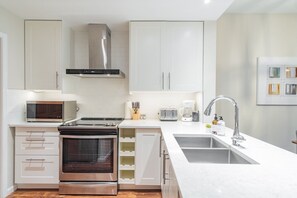 Full kitchen: Stainless steel appliances