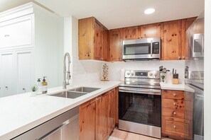 Full kitchen: Stainless steel appliances