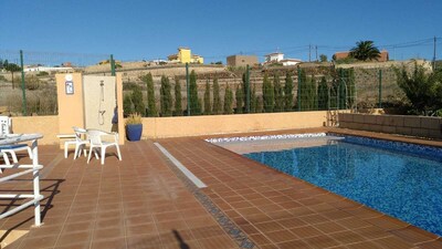 Dos habitaciones, dos baños (uno con ducha) Apto. con piscina 10X5 climatizada estacionalmente