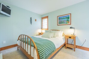 Primary bedroom: Queen bed