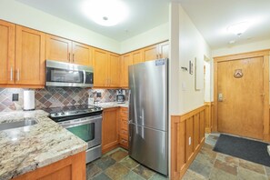 Full kitchen: Stainless steel appliances