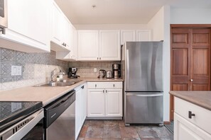 Full kitchen: Stainless steel appliances