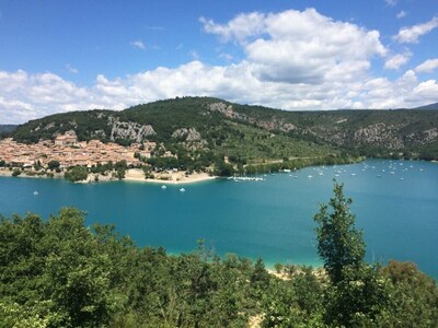 Le Lac de Sainte Croix à quelques kilomètres.