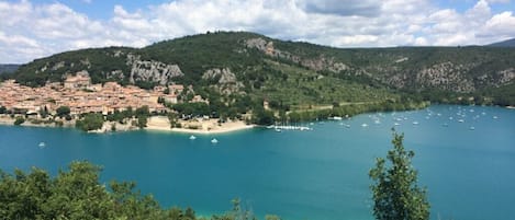 Le Lac de Sainte Croix à quelques kilomètres.