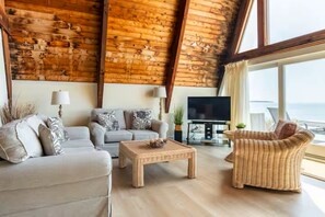 LIVINGROOM AREA