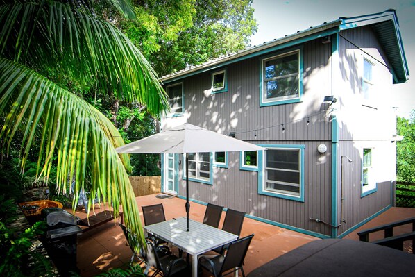 Spacious patio w/ Bbq grill, jetted tub, hammock etc