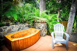 Jetted jacuzzi tub