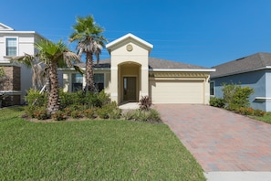 Modern, spacious Florida villa with south facing pool.  Sleeps 8 in comfort and style