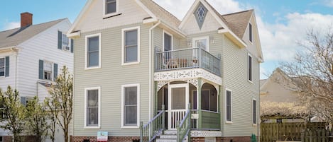 Victorian Cottage is a sensational 3 Bedroom Vacation Home on Chincoteague Island.