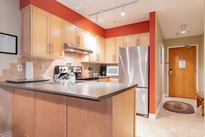 Full kitchen: High-end appliances