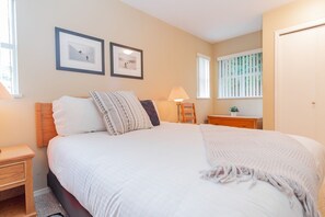 Primary bedroom: Queen bed