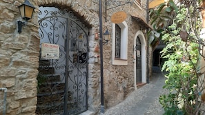 Facciata esterna.
Ingresso.