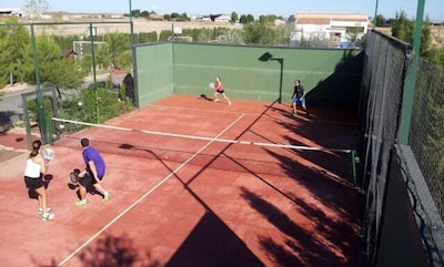 Finca Casa de Pacas: Casa rural con padel, piscina  y actividades para niño