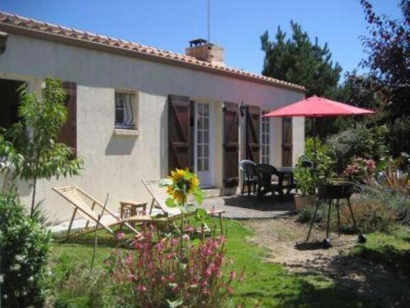 jardin coté sud/est avec barbecue mobile
