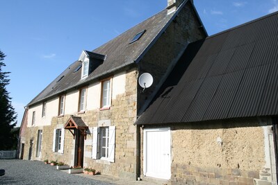 Muy espaciosa recientemente renovado 18th Century granja en Semi Ambiente Rural