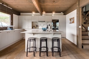 Kitchen: Well-stocked with equipments and pantry & fridge essentials