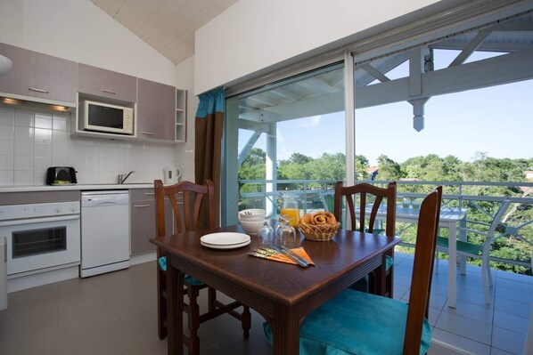 Stay in our cozy and bright apartment on the golf course!