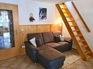 Ferienwohnung Heuduft 75 qm mit zwei separaten Schlafzimmern und Balkon-Wohnraum mit offener Küche