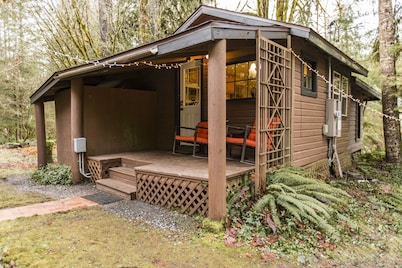 Cozy Rustic 20 minutes to Mt Baker walk to town, hot tub, High Speed Internet 