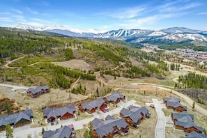Rendezvous community with majestic views of the ski resort and Fraser Valley