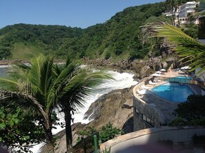 piscina frente alto mar