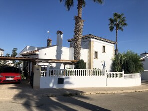 Beautiful large detached villa, just 5 mins walk from the Plaza!