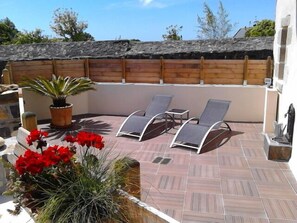 La terrasse (soleil du matin au soir)